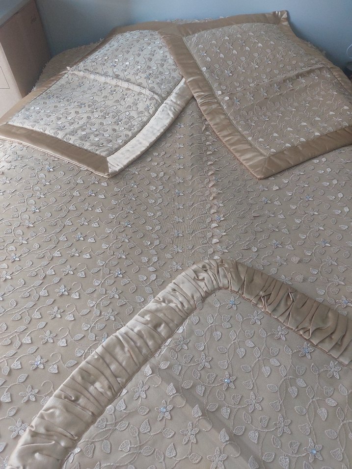 Nakışlı Bej Parlak Yatak Örtüsü - Görsel 3