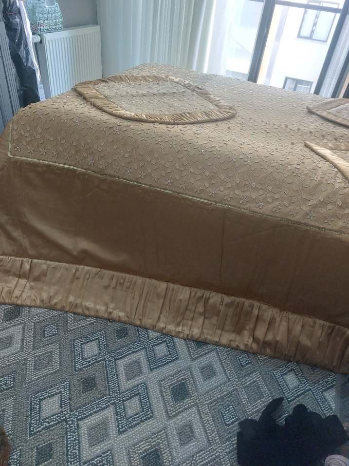 Nakışlı Bej Parlak Yatak Örtüsü - Görsel 4