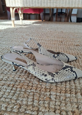 bej-gri yılan desenli, kısa ince topuklu, topuktan askılı - Görsel 2