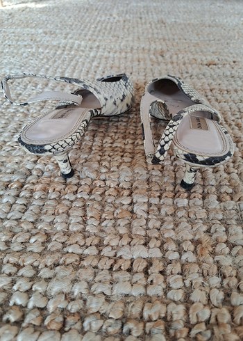 bej-gri yılan desenli, kısa ince topuklu, topuktan askılı - Görsel 4