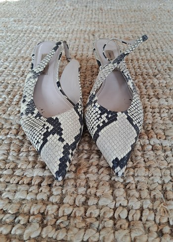bej-gri yılan desenli, kısa ince topuklu, topuktan askılı - Görsel 3