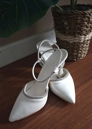 Beyaz Saten Tokalı İnce Topuklu Kadın Abiye Ayakkabı - Görsel 2