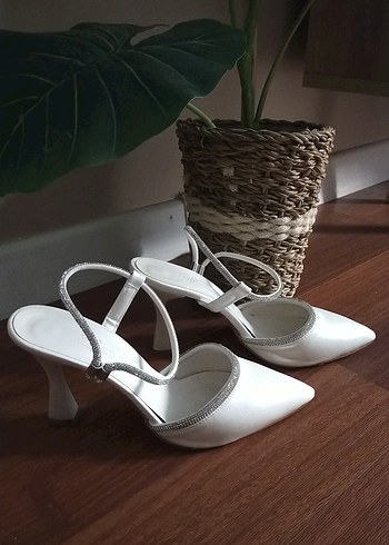 Beyaz Saten Tokalı İnce Topuklu Kadın Abiye Ayakkabı - Görsel 3