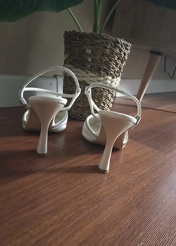 Beyaz Saten Tokalı İnce Topuklu Kadın Abiye Ayakkabı - Görsel 4