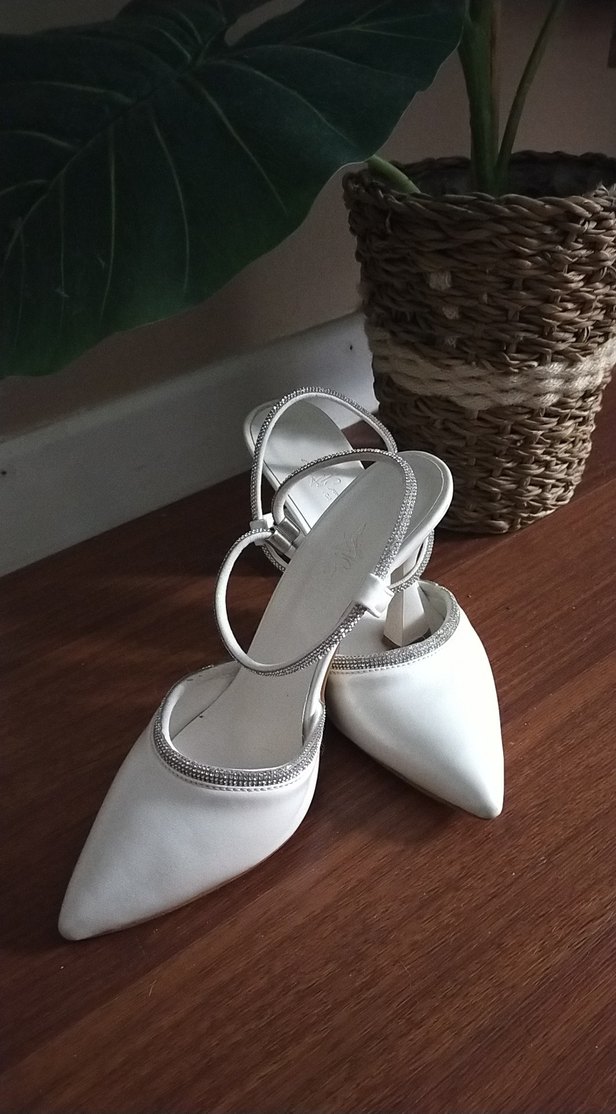 Beyaz Saten Tokalı İnce Topuklu Kadın Abiye Ayakkabı - Görsel 2