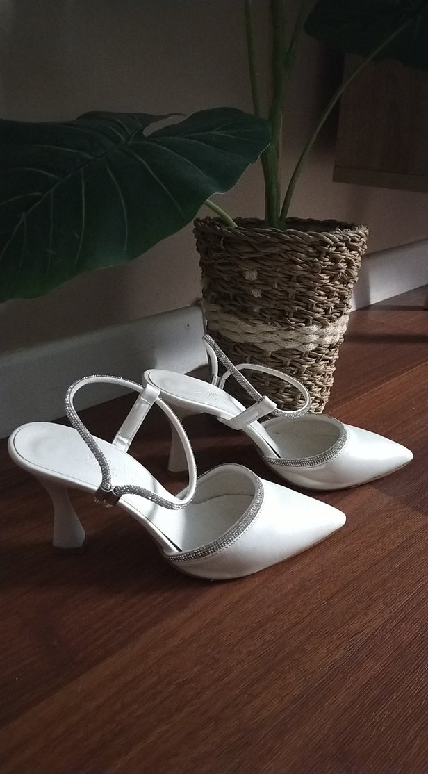 Beyaz Saten Tokalı İnce Topuklu Kadın Abiye Ayakkabı - Görsel 3