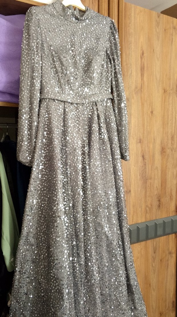 Pullu Gri Uzun Kollu Uzun Elbise - Görsel 3