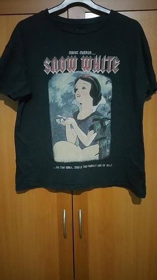 Pull and bear Disney Lisanslı Snow White soluk efektli tişört.