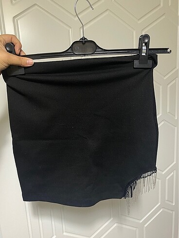 Dekolteli taşlı etek