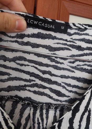 LC Waikiki Zebra Desenli V Yaka Uzun Kollu Kadın Gömlek