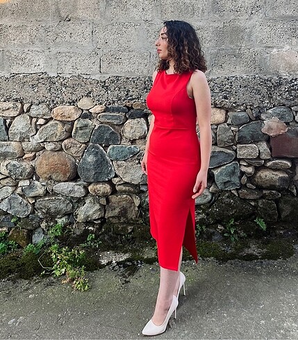 Kırmızı yırtmaç elbise