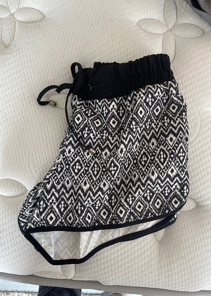 Siyah desenli deniz şortu - Görsel 2