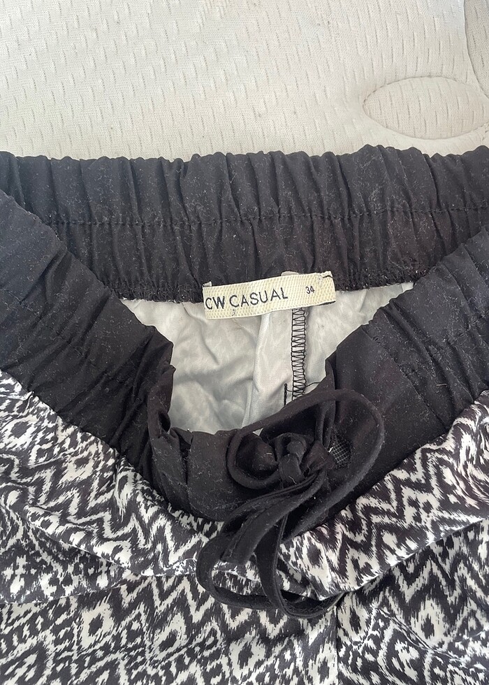 Siyah desenli deniz şortu - Görsel 3