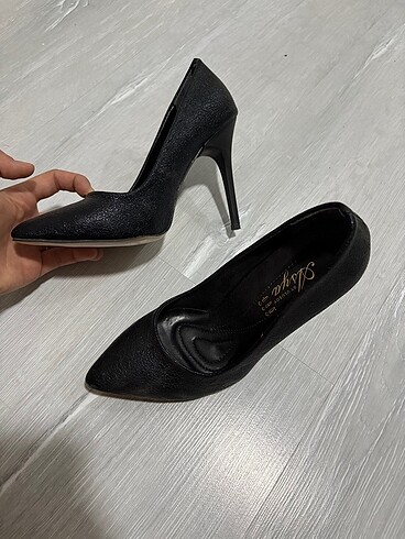 Siyah stiletto topuklu ayakkabı