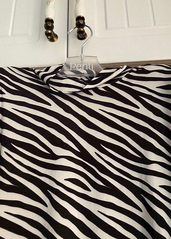 Zebra Desenli Uzun Kollu Yüksek Yaka Bluz - Görsel 2