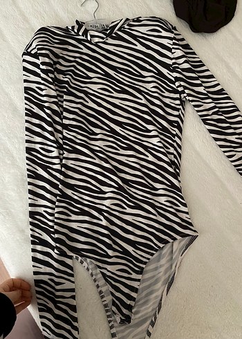 Zebra Desenli Uzun Kollu Yüksek Yaka Bluz - Görsel 3