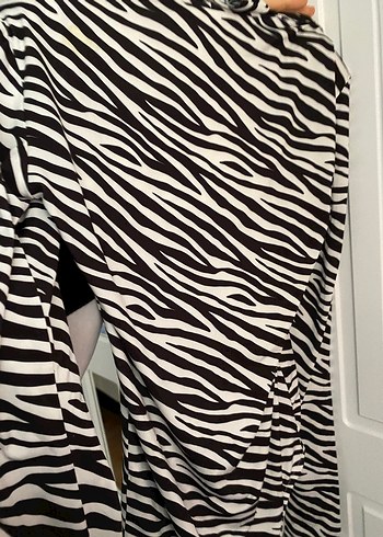 Zebra Desenli Uzun Kollu Yüksek Yaka Bluz - Görsel 4