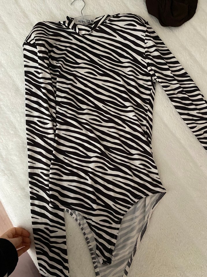 Zebra Desenli Uzun Kollu Yüksek Yaka Bluz - Görsel 3