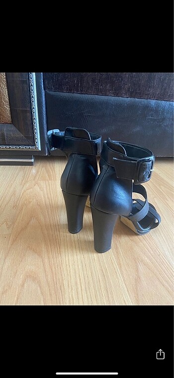 Siyah bantlı yüksek topuklu ayakkabı - Görsel 5