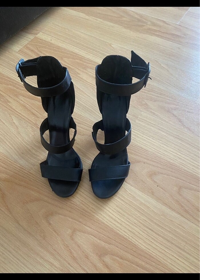 Siyah bantlı yüksek topuklu ayakkabı - Görsel 3