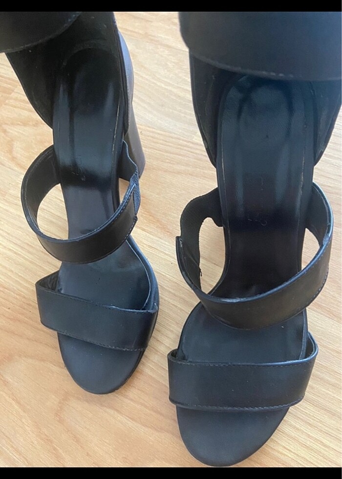 Siyah bantlı yüksek topuklu ayakkabı - Görsel 4