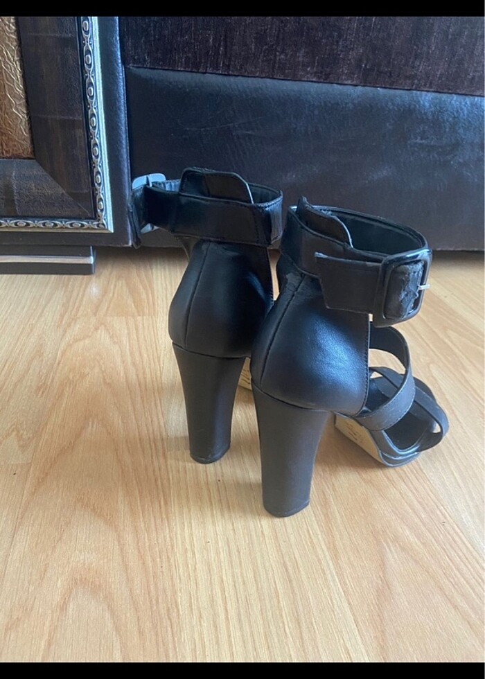Siyah bantlı yüksek topuklu ayakkabı - Görsel 5
