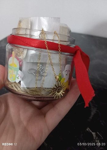 Altın Renkli Güneş Kolye ve Kırmızı Kurdele