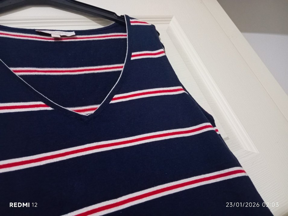 Çizgili V Yaka Kolsuz Triko Elbise - Görsel 4