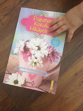 Kitap ( papatya kokulu hikayeler/ emiyor mu?)