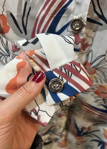 Kadın Çok Renkli çiçek Desenli Düğmeli Manşet gömlek - Görsel 2