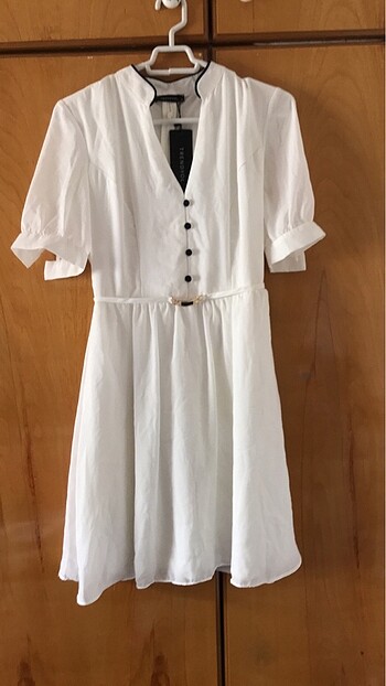 Trendyol etiketli beyaz yakalı elbise