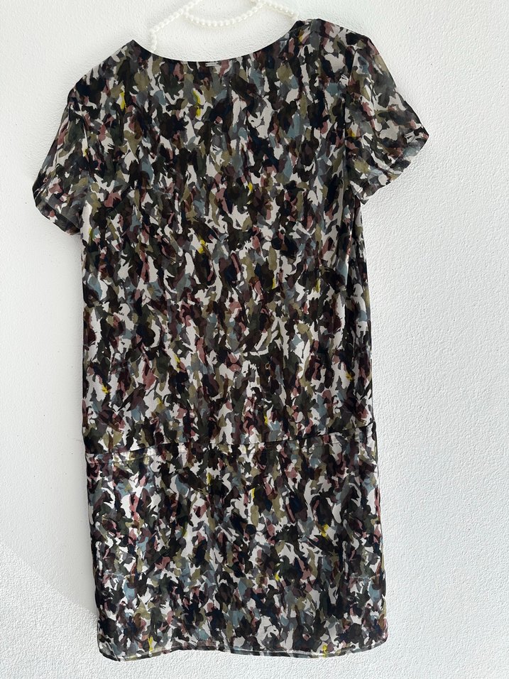 V Yaka Kısa Kollu Midi Desenli Elbise - Görsel 3