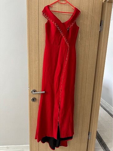 Kırmızı kuyruklu elbise