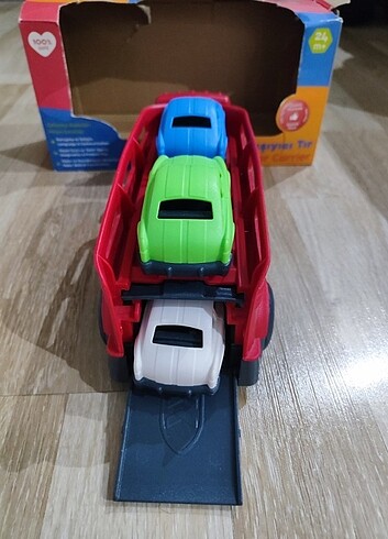 Oyuncak taşıyıcı tır
