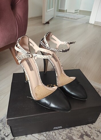 Yılan deri stiletto