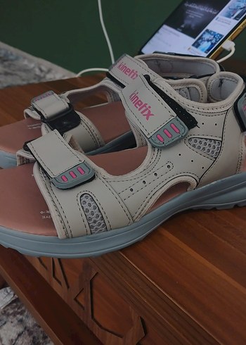 Kinetix Kadın Beyaz Cırt Cırtlı Dolgu Topuklu Sandalet - Görsel 2