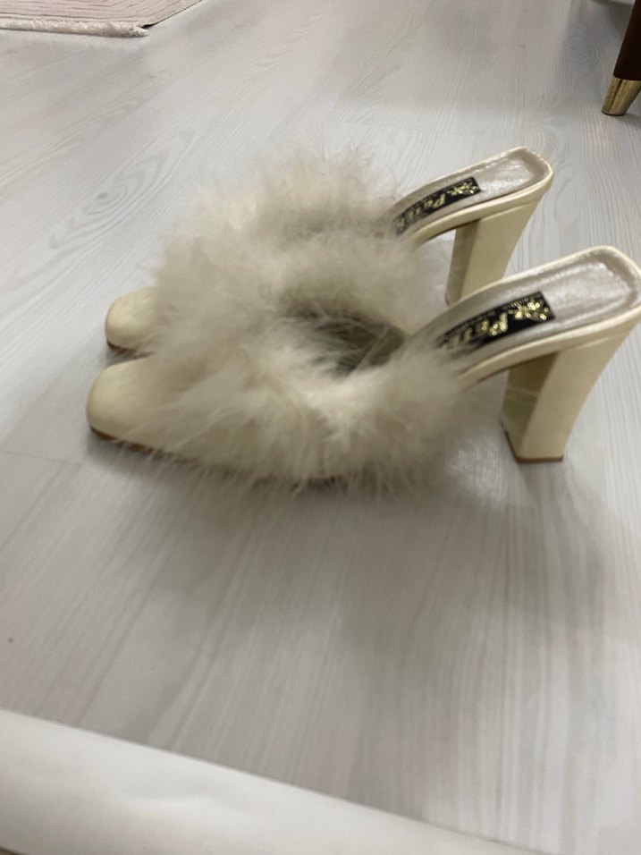Beyaz Tüylü Dolgu Topuklu Kadın Terlik - Görsel 3