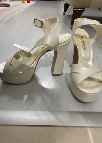 Beyaz Parlak Platform Topuklu Kadın Abiye Ayakkabı - Görsel 2