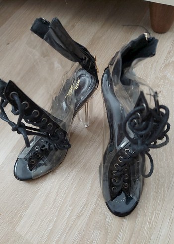 Dantel Detaylı Siyah Şeffaf Stiletto