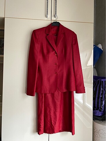Kırmızı elbise-ceket takım
