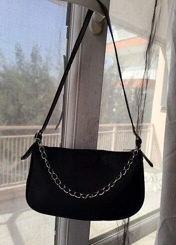 Siyah zincir detaylı kol çantası 