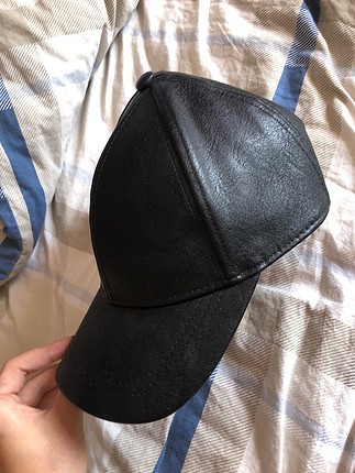 deri siyah şapka