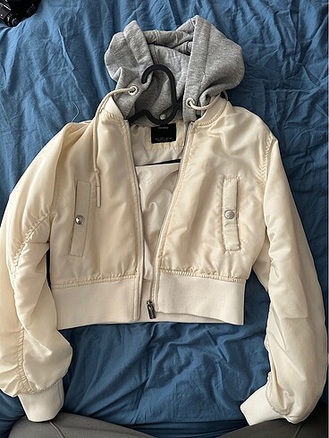 Bershka Crop Bomber Ekru