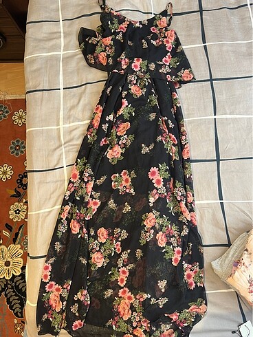 Uzun askılı çiçekli butik elbise