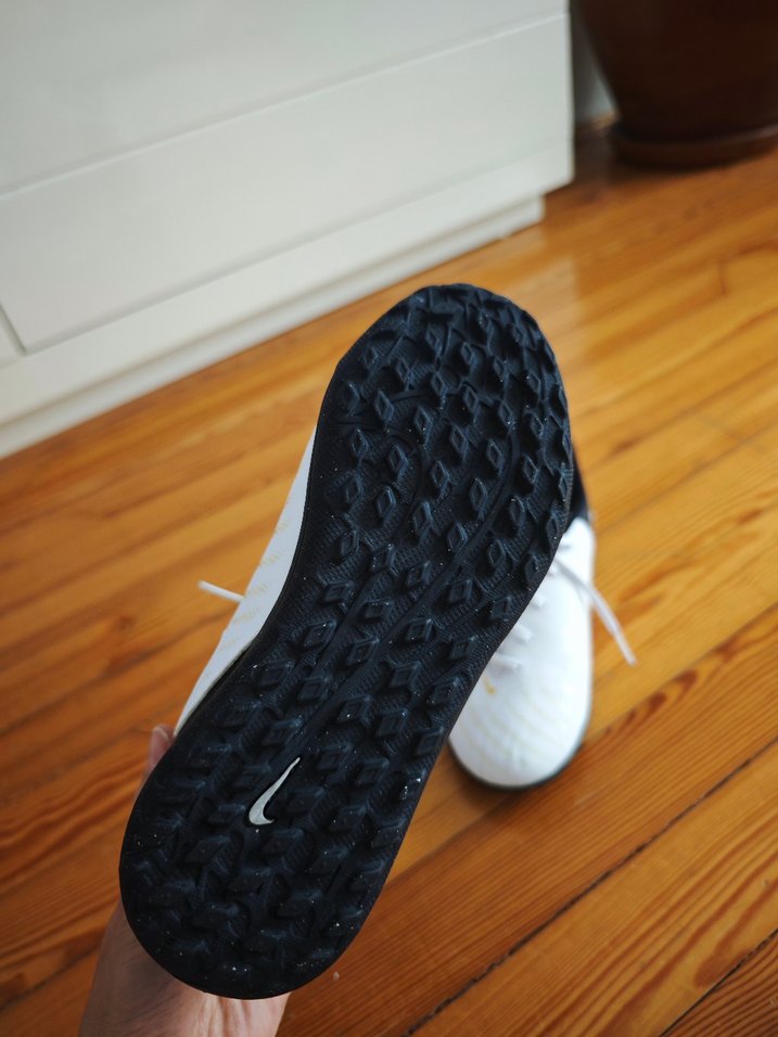 Erkek Beyaz Siyah Laced Futbol Ayakkabısı 36.5 - Görsel 4