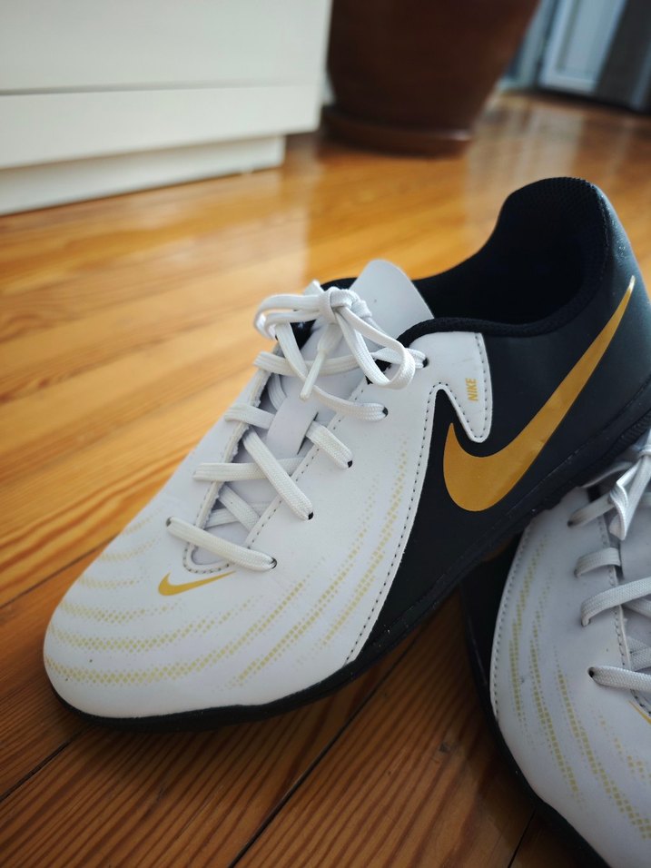 Erkek Beyaz Siyah Laced Futbol Ayakkabısı 36.5 - Görsel 2