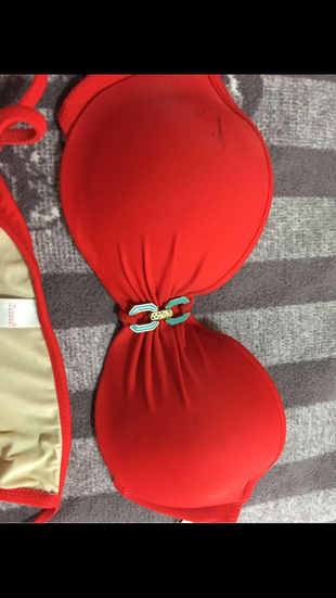 Kırmızı bikini takımı