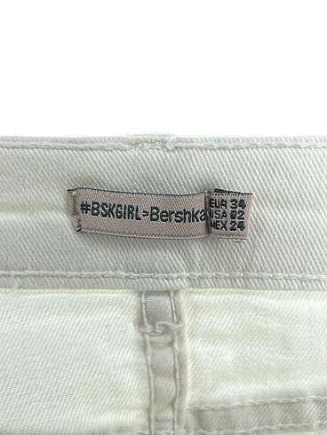 34 Beden çeşitli Renk Bershka Mini Şort %70 İndirimli.