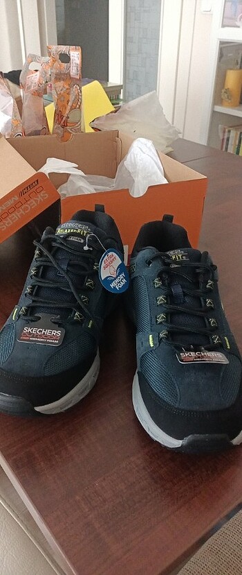 Skecher 43 numara sıfır etiketli ayakkabı. 