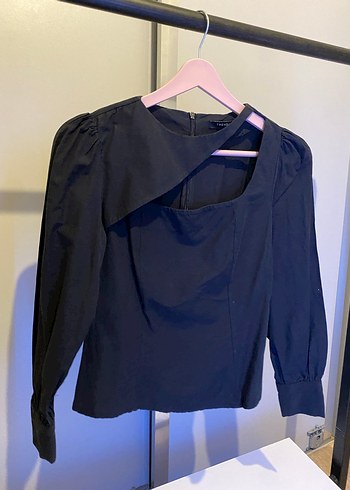 Siyah Cut-Out Yaka Uzun Kollu Kadın Bluz